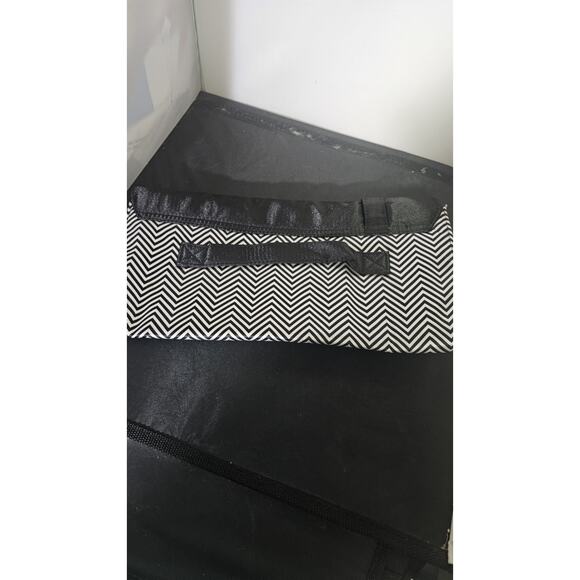 Hello Kitty Sanrio Black and White Chevron Print Satin Clutch - Picture 5 of 6